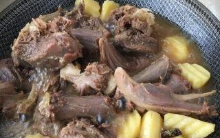 美味炖大鹅（如何用土豆炖出鲜美的大鹅肉？教你一招！）