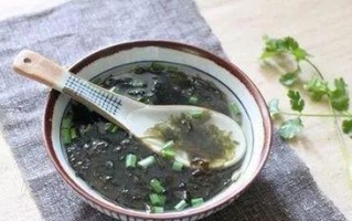 如何制作美味营养的紫菜腐竹汤？（一道简单易学的中式汤品）