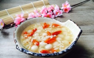 用水果酒酿制美味圆子（传统美味，新口味尝鲜）