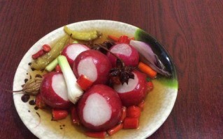 以酸甜樱桃小萝卜的做法为主题的美食研究（创意菜谱教你如何制作口感丰富的美食）
