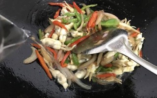 双椒蛏子的制作方法（传统美味重现，家常菜谱分享）