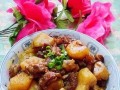 如何烹制美味的土豆烧牛肉（一道经典的家常菜谱）
