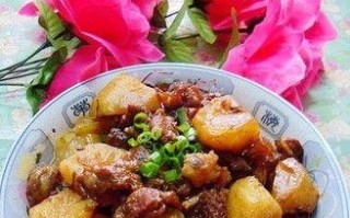 如何烹制美味的土豆烧牛肉（一道经典的家常菜谱）