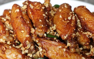 健康又美味的蒜香鸡翅烤制方法（不需油炸的好选择，味道正宗，做法简单易学）