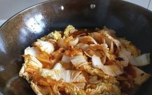 香干肉片娃娃菜的家常做法（健康美味，营养丰富的素食菜肴）