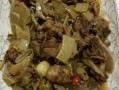 酸笋焖鸭的家常做法（家庭厨房必备，美味又营养的酸笋焖鸭）