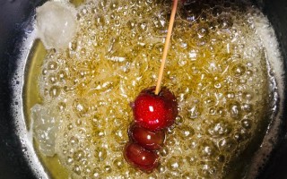 如何制作美味冰糖葫芦（口感独特、简单易学的糖果制作技巧）