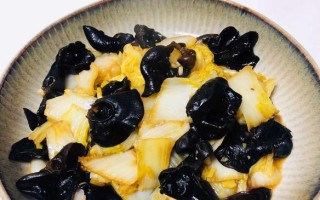 清爽营养的蒜香木耳小白菜（家常美食，健康食材，独具风味）