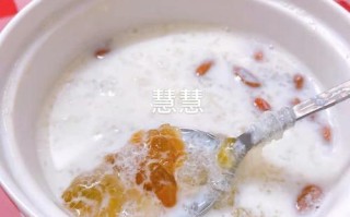 营养美味的皂角米桃胶牛奶炖（用桃胶和皂角米熬制的健康饮品）