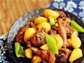 土豆炖土鸡，营养美味的家常菜（家庭美食，健康美味；美味佳肴，享受生活）