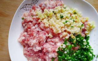 学会制作美味的香菇白菜猪肉饺子（家常饺子制作秘笈，一口一个满口香！）