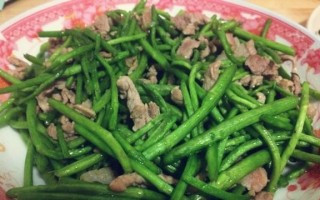 咸肉丝炒藜蒿，美味又健康（15个步骤，轻松搞定）