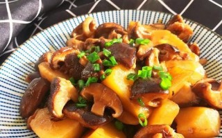 美味健康的香菇焖土豆的做法（用独特的方法为家人制作营养丰富的土豆菜肴）