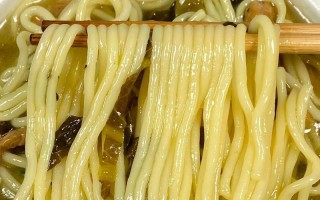 酸菜面的家常做法（用最简单的步骤，做出美味的酸菜面）