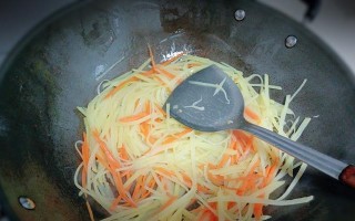 酸辣胡萝卜丝的做法（家庭美食，简单易学）