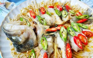 私房蒸鲈鱼，香味扑鼻（做法简单易学，营养丰富，美味可口）
