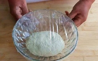手工制作烫面花生饼（传统糕点之美，领略老厨师的绝活）