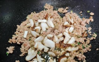 美味健康的香菇肉沫烧豆腐（香菇肉沫的秘制做法与烧豆腐的技巧）