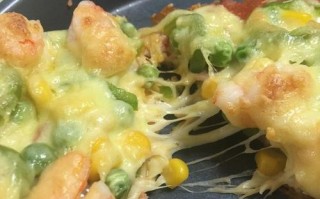 如何制作美味的虾仁培根比萨（简单易学的家庭自制方法，快速做出口感独特的美食）
