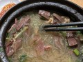 家常美食——酸辣鸭血粉丝汤的制作（用爱和味蕾串联的一道美味，让你在家也能品尝正宗的地方小吃）