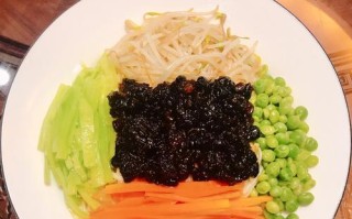 用炸酱面耳朵轻松打造家庭美食（从配方到制作，轻松掌握，让你一秒变身厨艺大师）