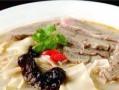 用羊肉烩面片，品尝地道的西北美食！（传统美食羊肉烩面片的制作，让你回味无穷！）