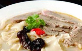用羊肉烩面片，品尝地道的西北美食！（传统美食羊肉烩面片的制作，让你回味无穷！）