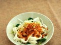 家常油泼面的做法（用简单的食材做出美味的面食，一起来试试吧！）