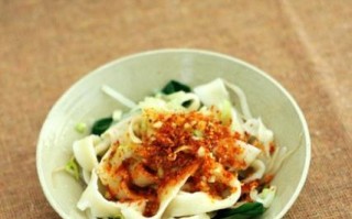 家常油泼面的做法（用简单的食材做出美味的面食，一起来试试吧！）