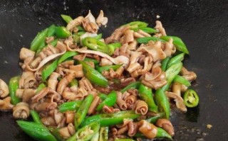 蒜苗炒鸭肠（一道美味下饭菜，口感鲜香爽口）