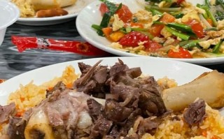 如何制作地道的新疆美食馕包肉（传统制作方法和口感体验）