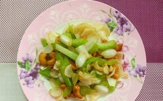腰果西芹的健康美食之旅（探寻腰果西芹的鲜美滋味与健康价值）