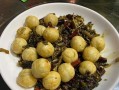 盐酸菜炒汤圆——美味的传统农家菜（用盐酸菜为汤圆增味，口感更加香鲜美味）
