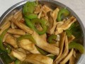 手撕茄的制作方法——以双椒为例（简单易学，健康美味，双椒手撕茄的制作方法）
