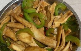 手撕茄的制作方法——以双椒为例（简单易学，健康美味，双椒手撕茄的制作方法）