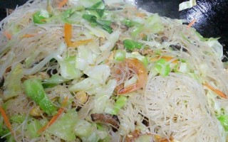 三丝鸡蛋炒米粉，美味又简单（手把手教你制作，轻松搞定家常美食）