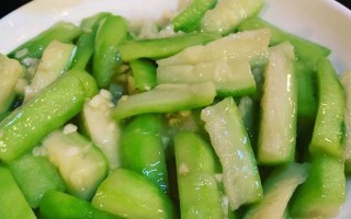清炒丝瓜，爽口美味（简单易做的清炒丝瓜做法）