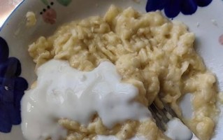 手把手教你制作香蕉糯米糍（简单易学，口感绵软，健康美味的糕点制作方法）