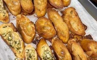 蒜香法棍的制作方法（手把手教你打造香脆可口的蒜香法棍）