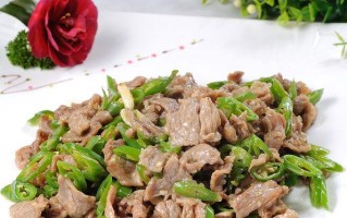 柚子皮炒肉末，香味四溢（以柚子皮为调料，精致的味觉享受）