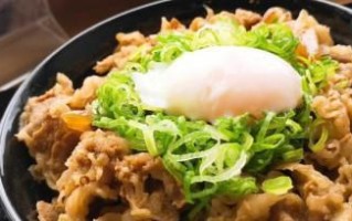 日式牛肉丼饭的制作（享受美味的日本风味菜肴）