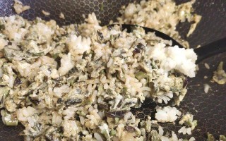 香椿炒米饭的做法（炒出口感丰富的美味佳肴）