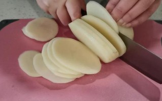 爱心土豆泥，用心做好每一餐（心形鸡汤土豆泥的制作方法）