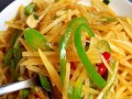 香气四溢的腌菜土豆丝（如何制作美味可口的腌菜土豆丝）