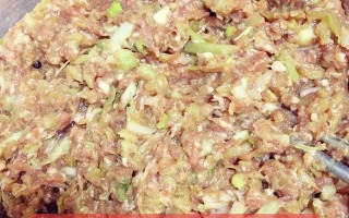 用猪肉馅做水饺，教你一步步制作（制作水饺的步骤和小技巧，吃出香嫩美味）