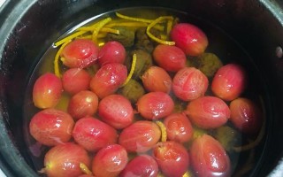 蒸酿圣女果，美味健康又简单（快来学习这个超简单的做法，让你轻松享受美味健康！）