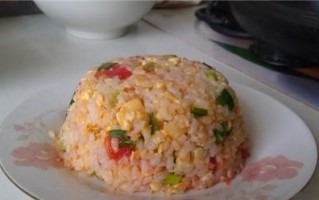 美味可口的西红柿鸭蛋炒饭（家常餐桌必备，简单易做的一道美食）
