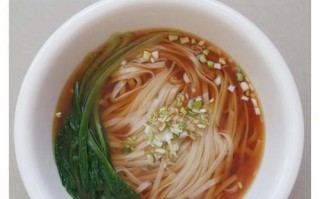 香葱麻油酱油面的制作方法（享受美味口感的面条，一次搞定）