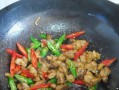 美味五花肉炒美人椒（香气四溢，口感丰富，健康美食）