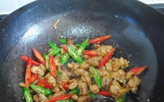 美味五花肉炒美人椒（香气四溢，口感丰富，健康美食）